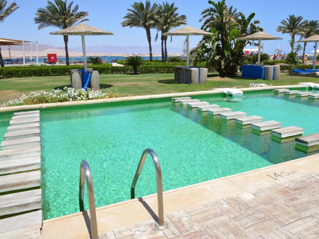 Deluxe Room Swim Up