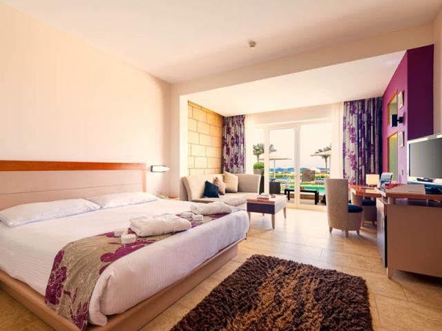 Deluxe Room Swim Up