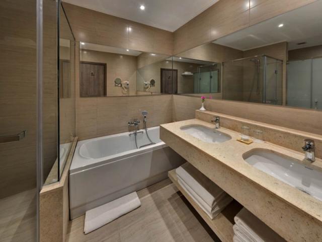 Family Deluxe Swim - Up Room