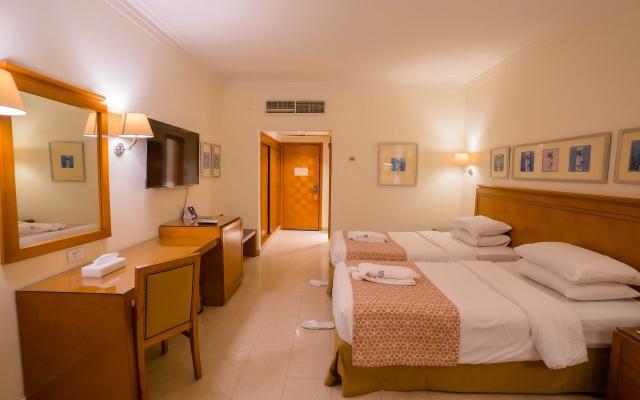 Royal Club Room Pool & Sea View