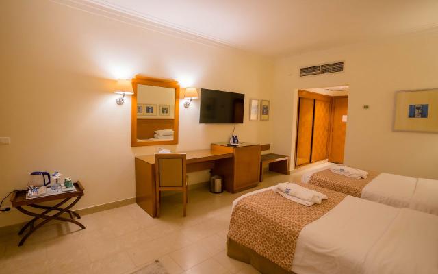 Royal Club Room Pool & Sea View