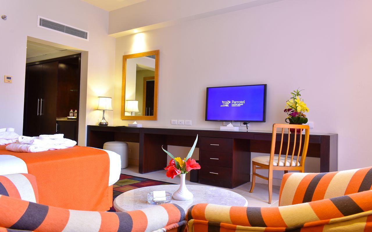 Jacuzzi Deluxe Room with Pool View