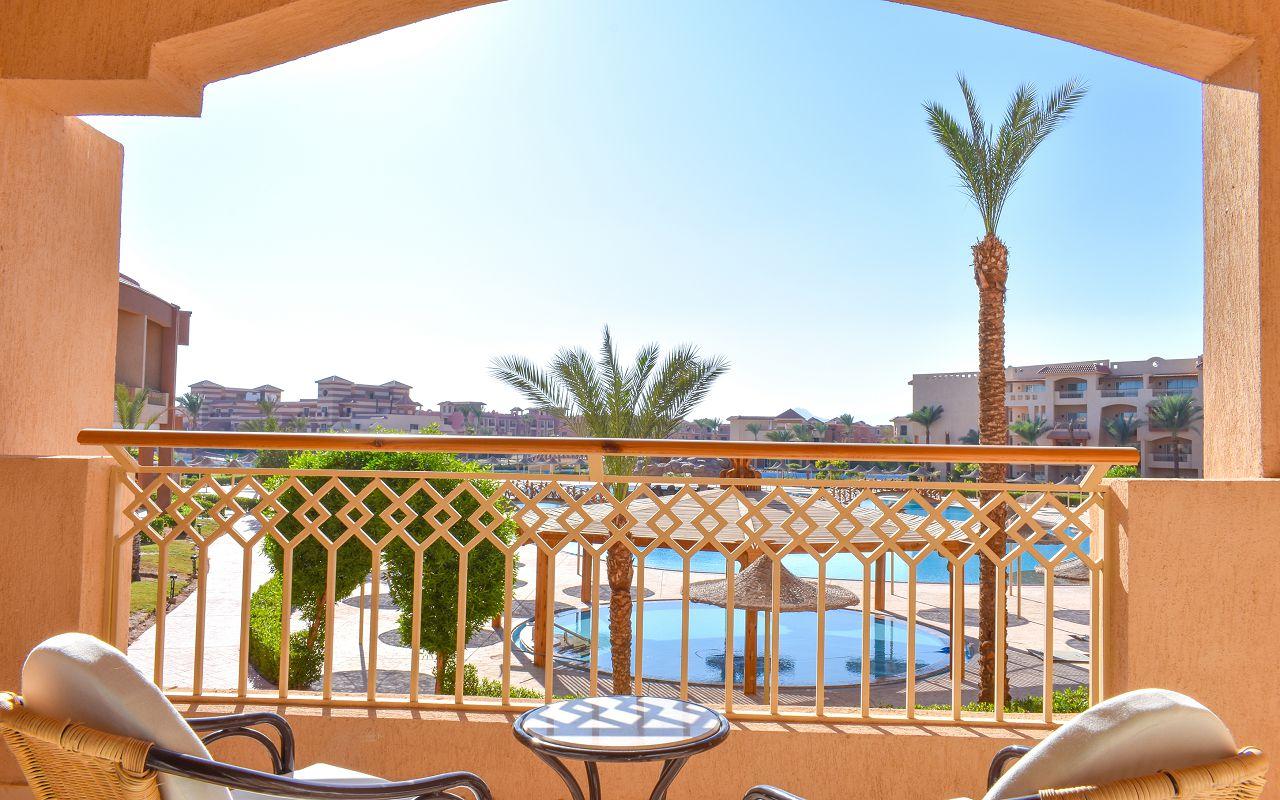 Jacuzzi Deluxe Room with Pool View