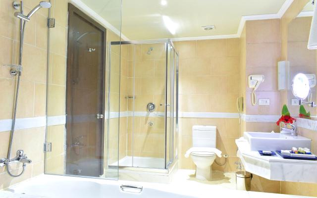 Jacuzzi Deluxe Room with Pool View