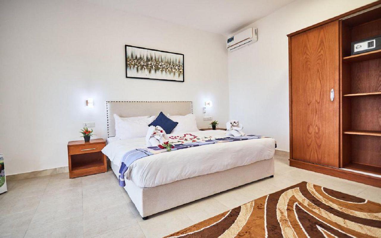 Deluxe King Pool View Room