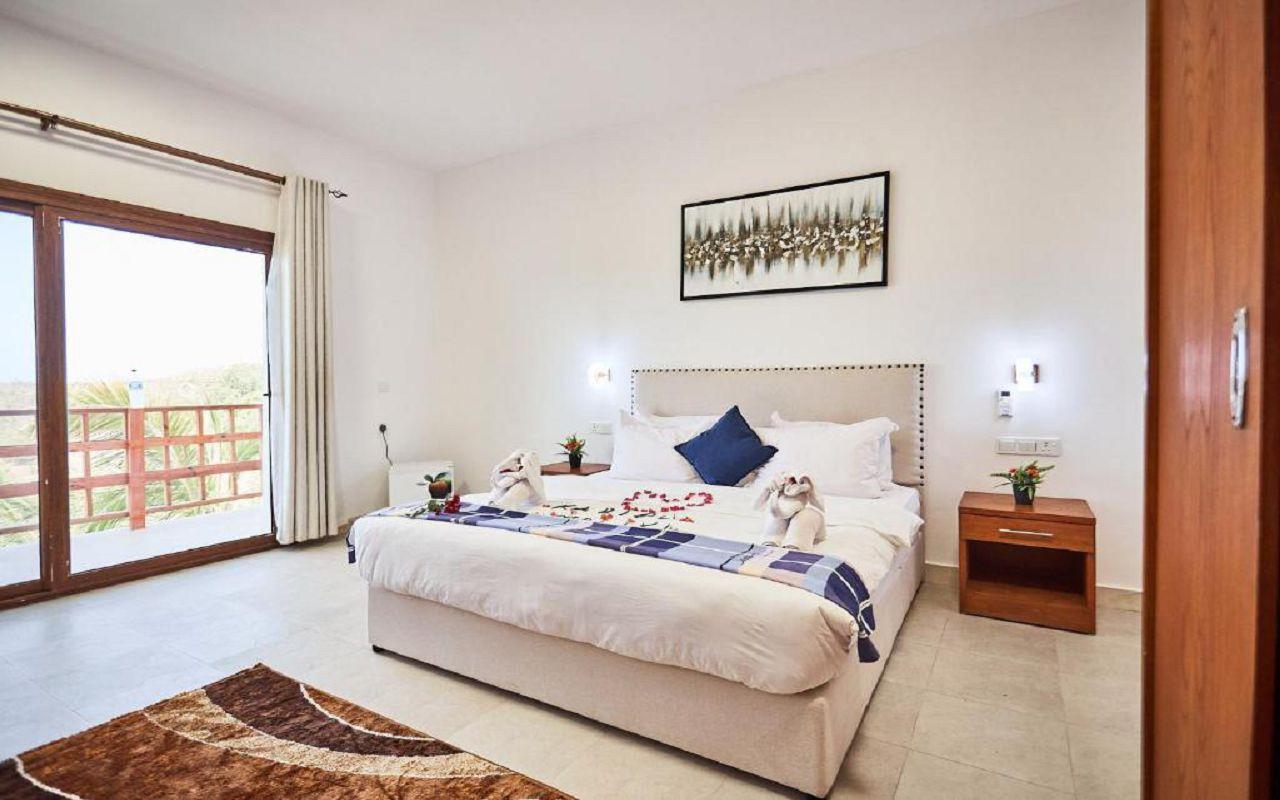 Deluxe King Pool View Room