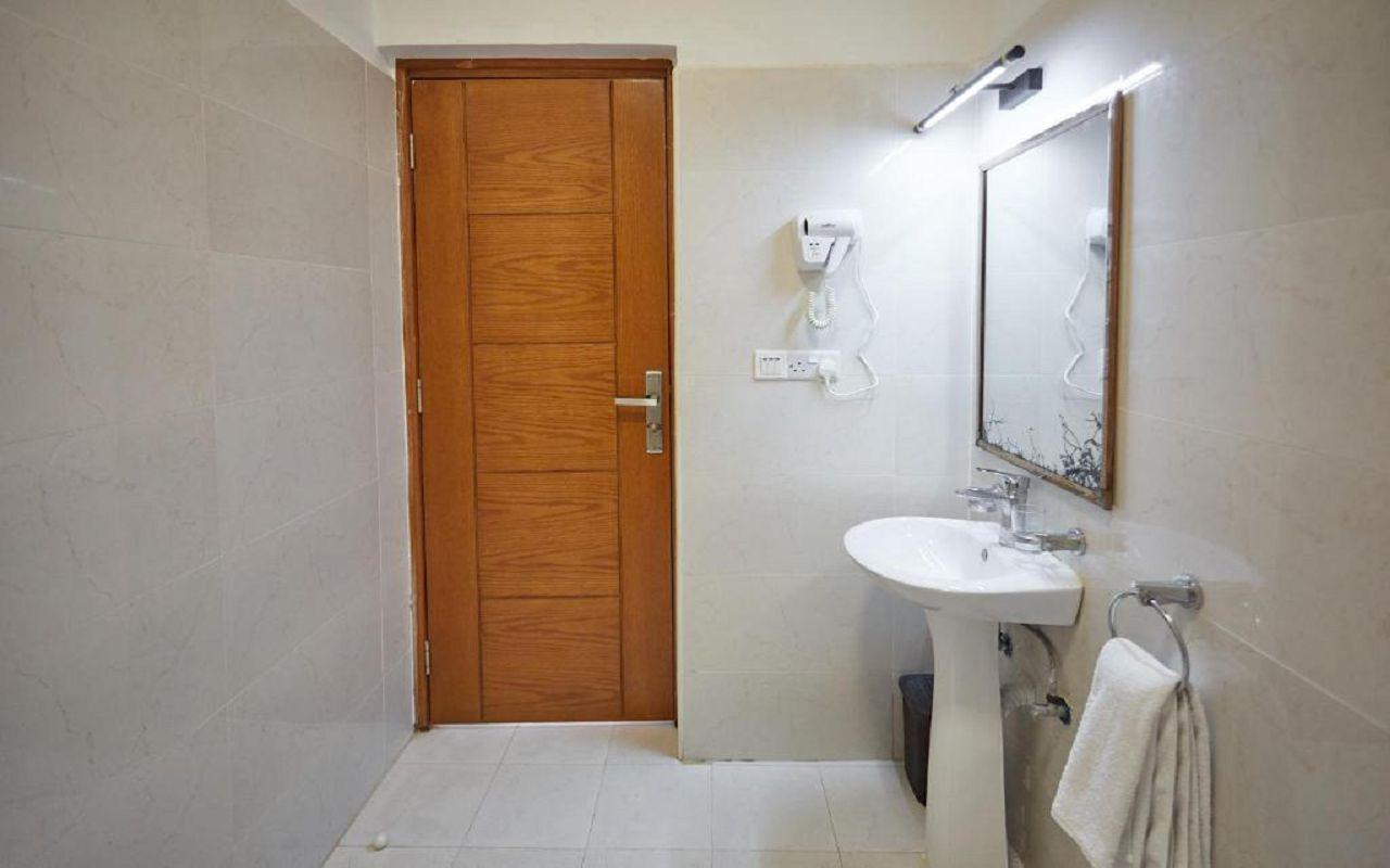 Deluxe King Pool View Room
