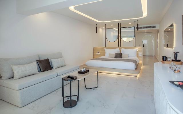 Deluxe Swim Up PV Room