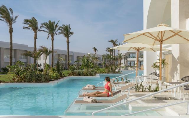 Deluxe Swim Up PV Room