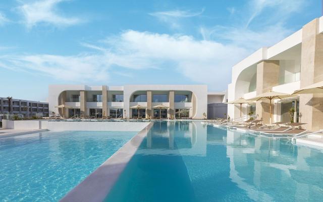 Deluxe Swim Up PV Room