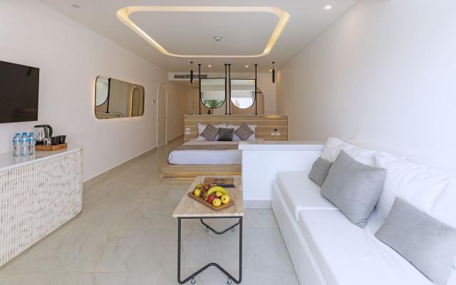 Deluxe Swim Up PV Room