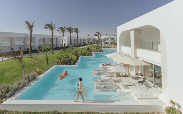 Deluxe Swim Up PV Room