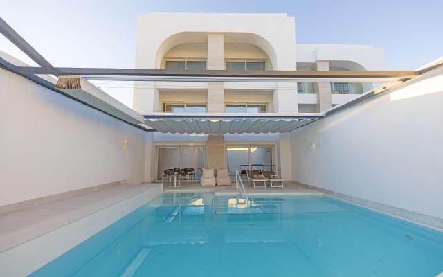 Executive Pool Suite 