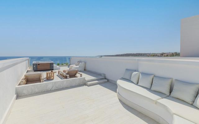 Duplex Jacuzzi Suite Sea View / Beach Front