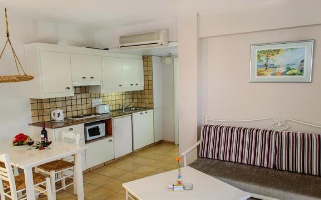 One Bedroom Apartment Inland View