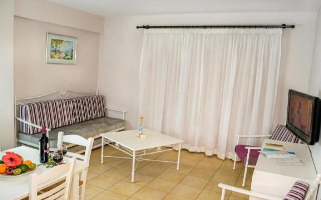 One Bedroom Apartment Inland View