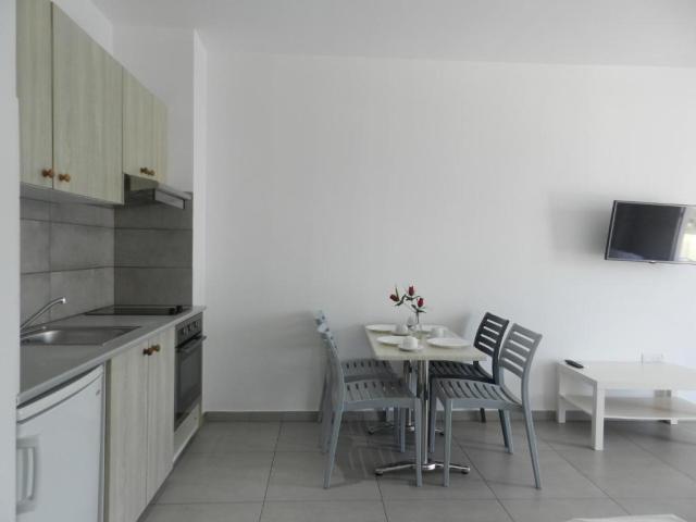 Superior One Bedroom Apartment Inland View