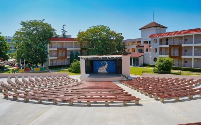 Dit Evrika Beach Club