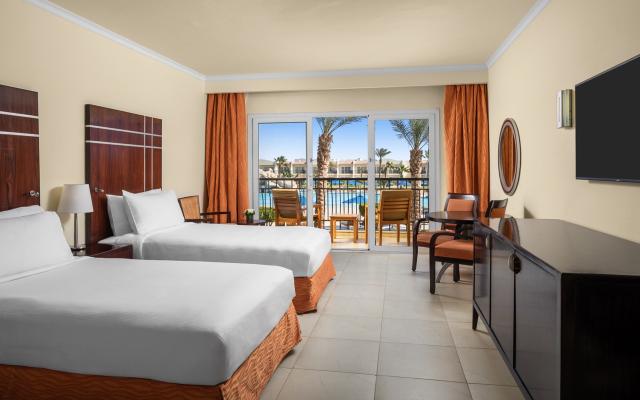 Deluxe Pool View Room 