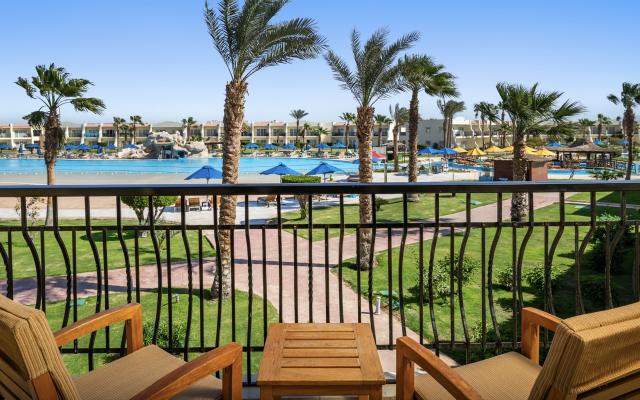 Deluxe Pool View Room 