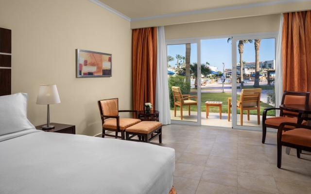 Deluxe Pool View Room 