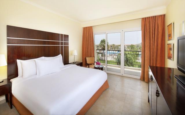 Family Deluxe Suite Pool View Room