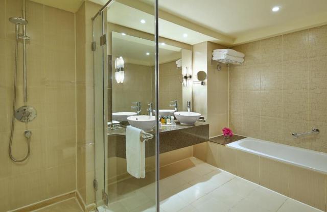 Diamond Pool View Suite