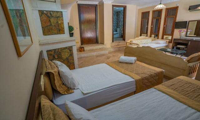 Twin Club Room