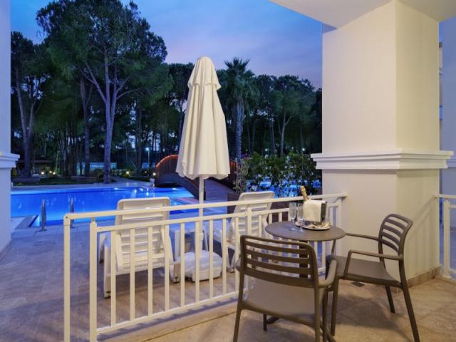 Jasmine Lagoon Swim Up