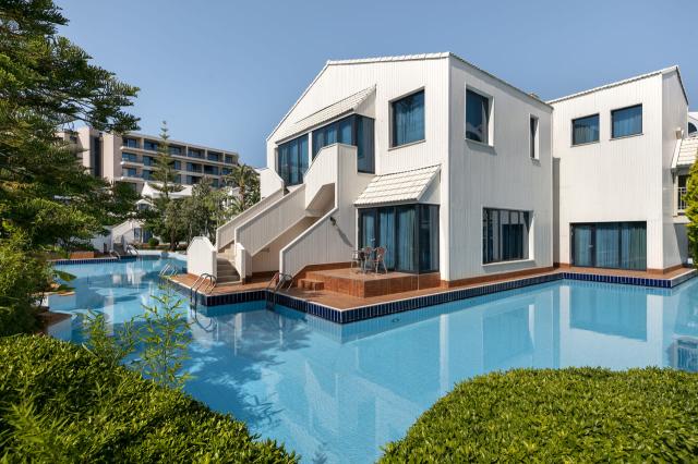 Lake Suite Swim Up