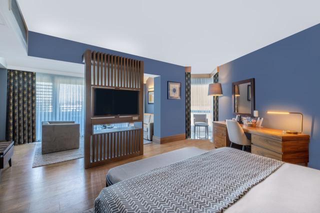 Senior Suite Land View