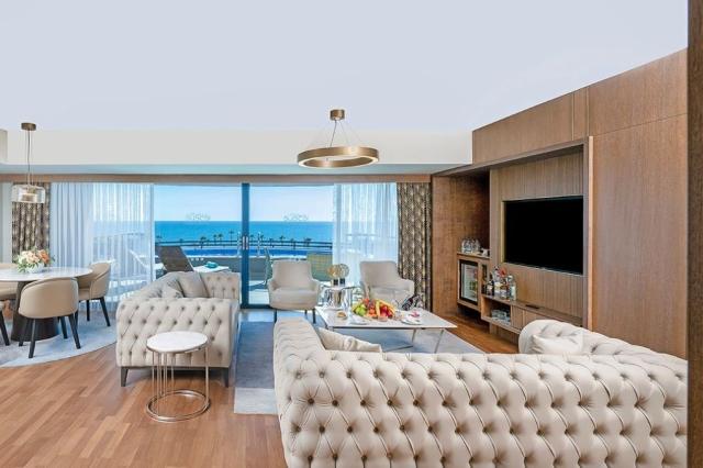 Royal Suite With Jacuzzi & Pool