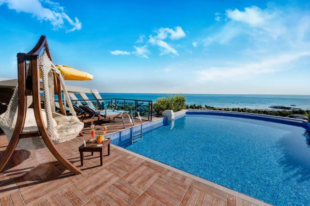 King Suite With Jacuzzi & Pool