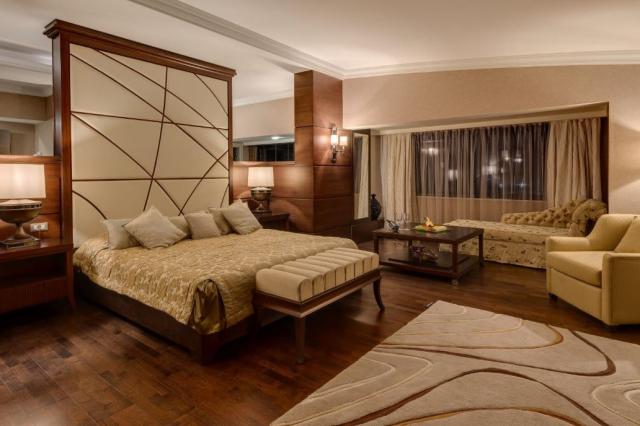 King Suite With Jacuzzi & Pool