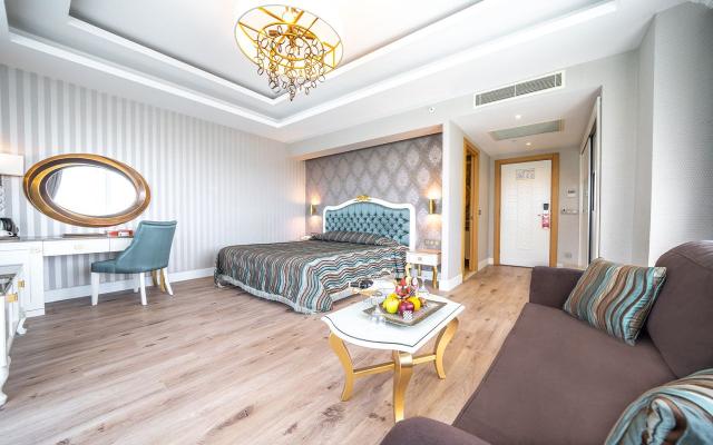 Corner Deluxe Room