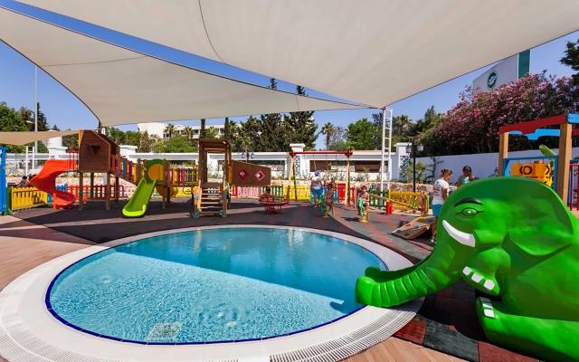 Karmir resort
