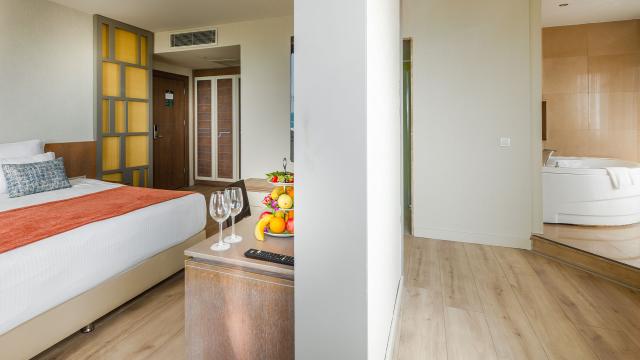 Deluxe Jacuzzi Room Land View