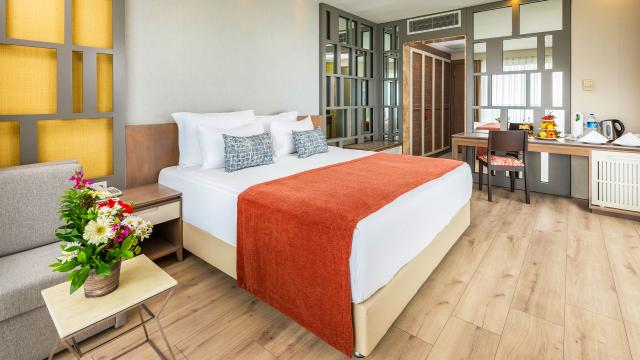 Deluxe Jacuzzi Room Land View