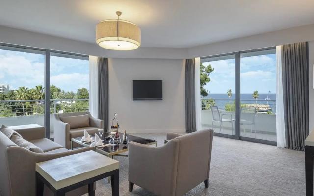 Mainbuilding Suite Room