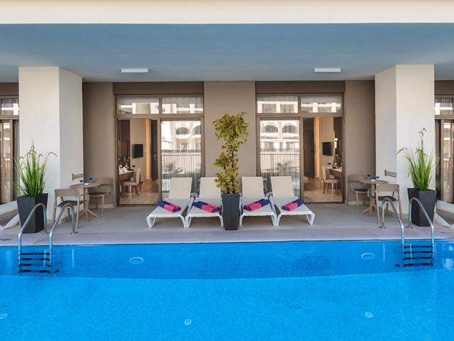 Swim Up Room