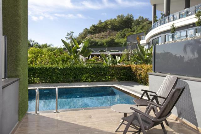 Swim Up Superior Garden View