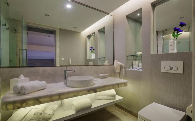 Swim Up Room