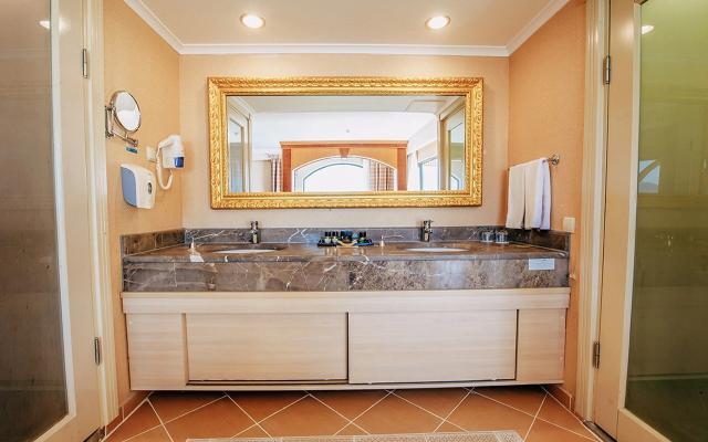 Corner Suite