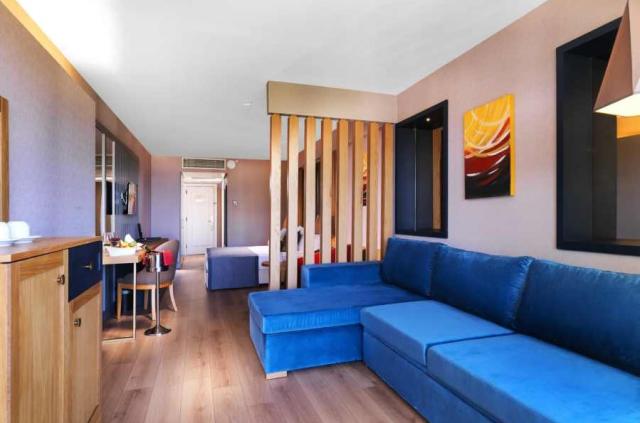 Deluxe Family Room