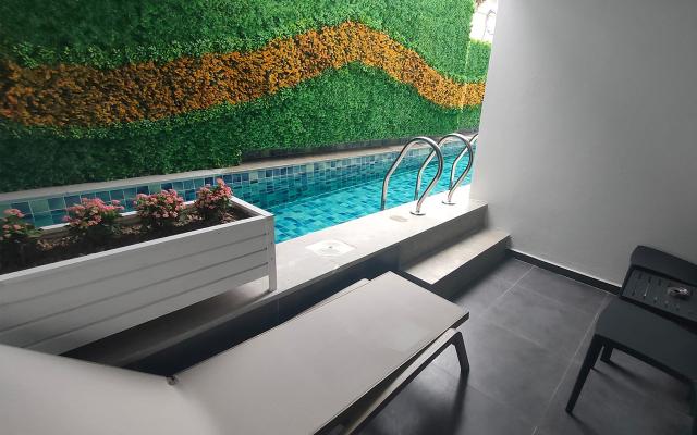 Swim Up Room