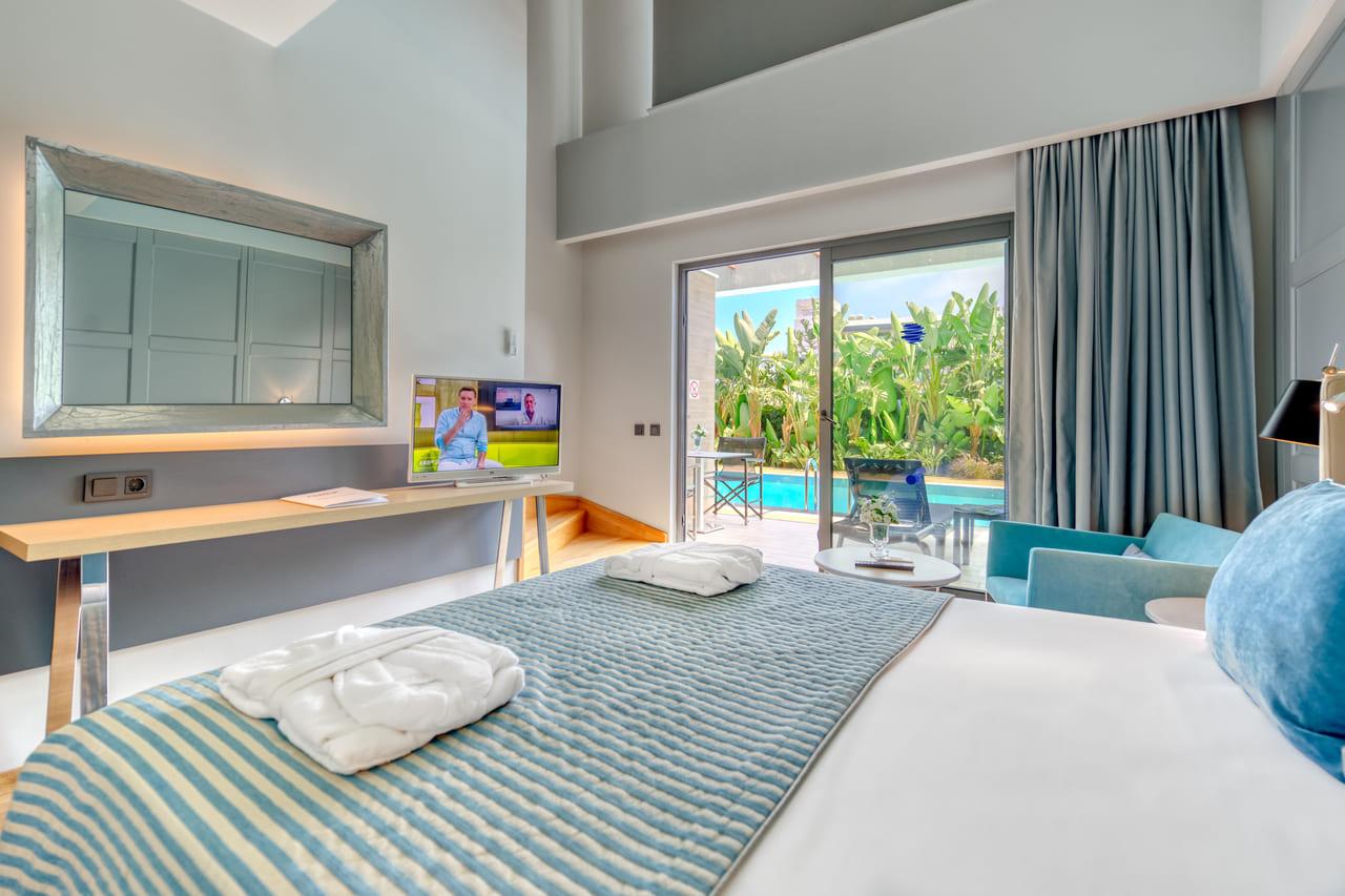 Family Swim Up Room