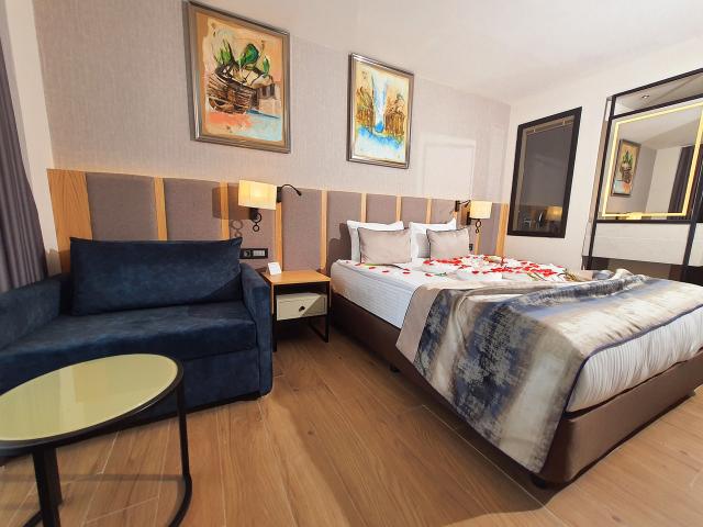 Deluxe Room With Jacuzzi & Private Terrace And Pool View