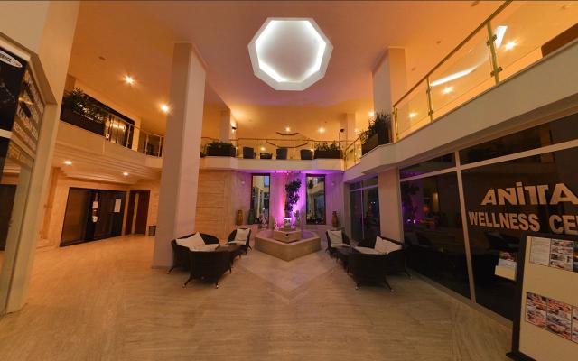 Anitas Beach Club