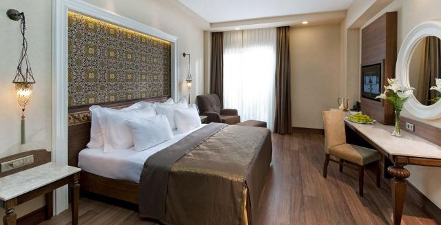 Deluxe Pool Family Room