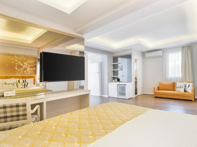 Standard Lake Room